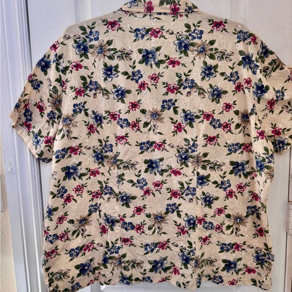 BOBBIE BROOKS VINTAGE TOP SIZE 26W/28W. FLORAL EYELET BUTTON DOWN, SHORT SLEEVE - Picture 8 of 14